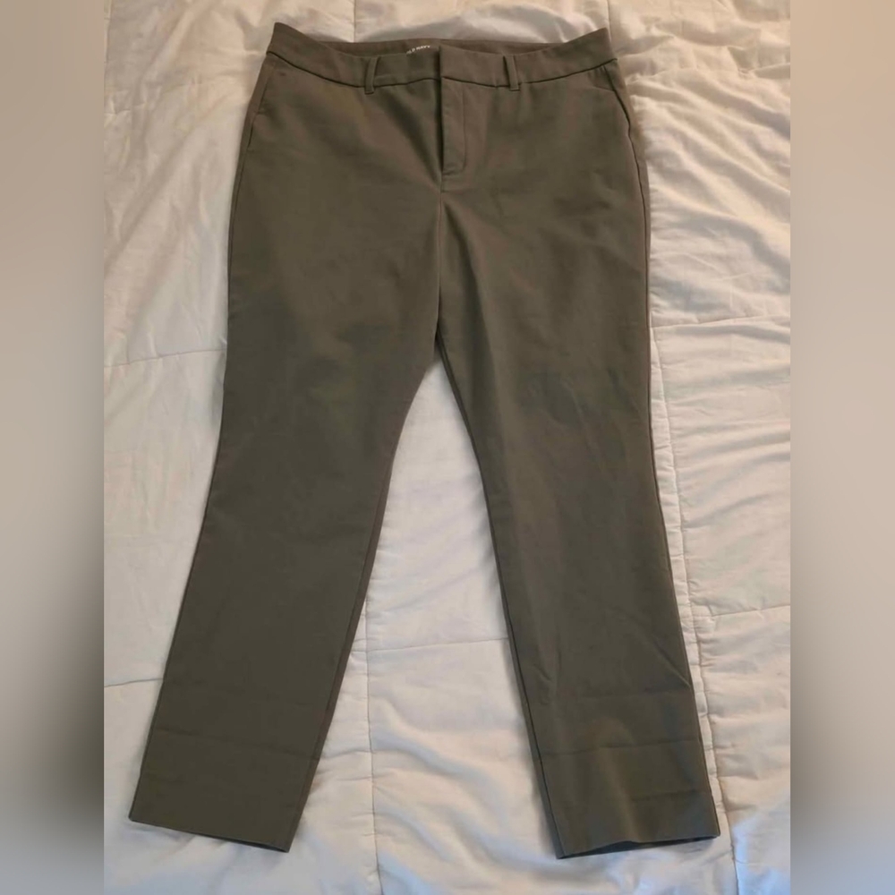 Old Navy Women's Cropped Olive Pants - Picture 6 of 6